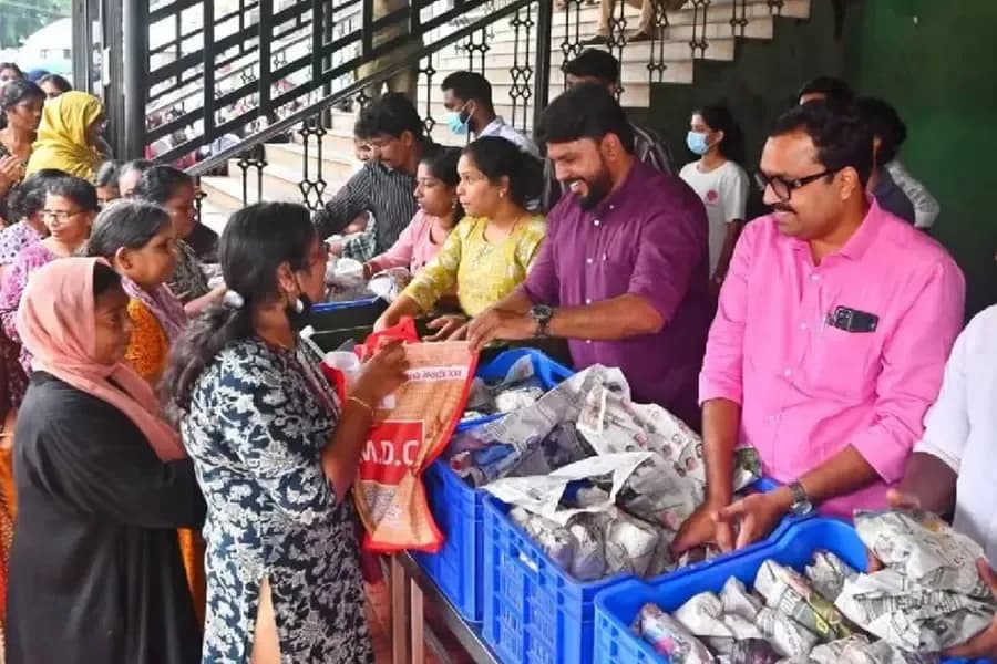 1460 ദിവസം, 46,72,385 പൊതിച്ചോറുകൾ; DYFI-യുടെ ഹൃദയപൂർവം’ പദ്ധതി 5-ാം വർഷത്തിലേക്ക്